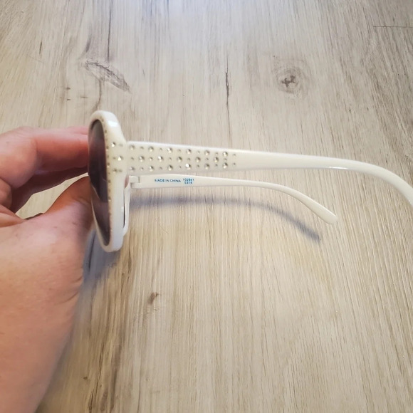 Girls Children's Place White Rhinestone Sunglasses - Ages 4 to 7 - Picture 3 of 6